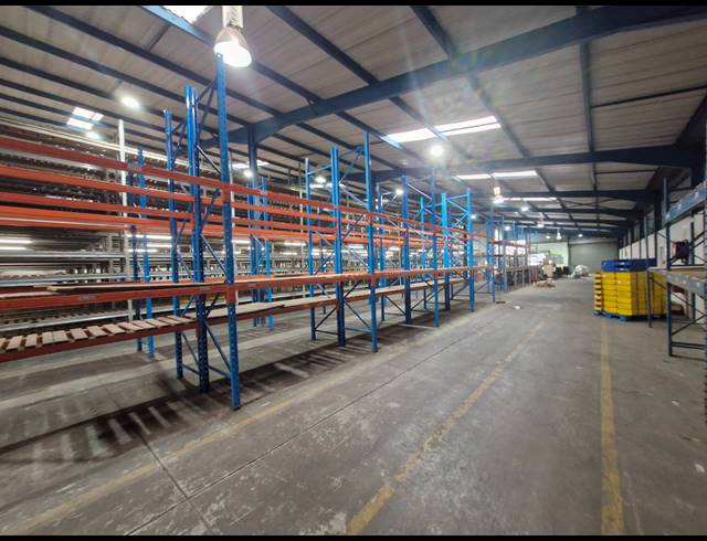 2,100M² WAREHOUSE TO LET IN JET PARK